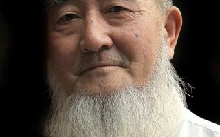 白衣老者垂钓江畔古诗