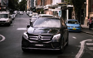 奔驰汽车报价(全新奔驰长轴距E级即将上市，造型霸气内饰科技，或45.8万起售)