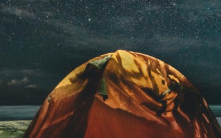 男子在家操控无人机钓鱼，一种新型垂钓方式的探索与挑战