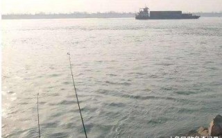 急流中钓鱼