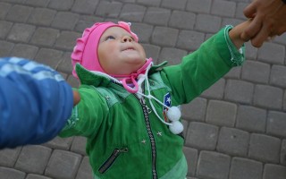 五岁男童的特别礼物，网购美女贴纸背后的故事与启示