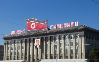 特朗普抱马斯克儿子上飞机，一场差点发生的尴尬事件