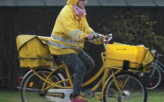 物业回应外卖员在小区门口下跪要车事件，探讨背后的社会问题与应对策略