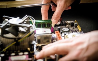 揭秘维修陷阱，显卡原价1.58万，维修员如何以7700元忽悠走？