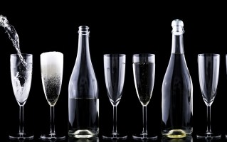 男子购买白酒发现是空瓶事件，厂家的回应及其影响