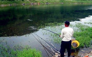 小伙子春天垂钓图片真实高清