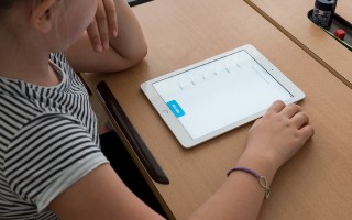 女子在银行捡金链金镯拒不承认，真相究竟如何？
