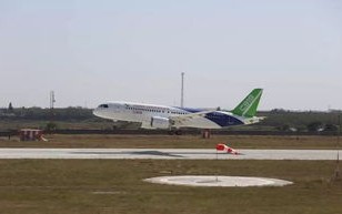 成都航空吐鲁番号旅游包机首航成功开启新疆旅游新篇章