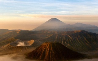 日本樱岛火山喷发，壮丽烟柱直冲云霄，高达2700米