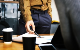 原来卫衣绳还能这样系，时尚与实用的完美结合