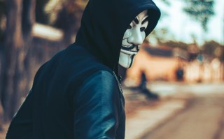 男子捡牛头骨当面具，误认盆骨引发的文化、考古与鉴别思考