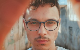 印尼男子行窃时遭遇意外，头被门卡住身亡