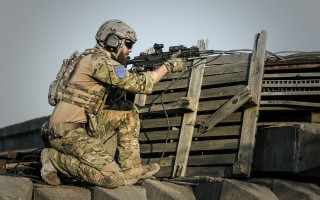 英国大规模骚乱下警察部队的严峻挑战与应对策略