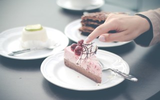 情侣在餐厅用餐时放指甲索赔的现象研究