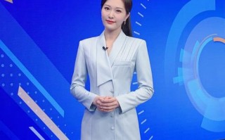 苏提达的春耕节风采蓝裙折扇下的温柔与贵气
