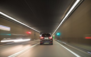 男童躺马路中间被轿车碾压，事件回顾与警方的回应