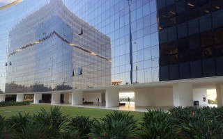 婚礼大屏幕惊现他人不雅照事件分析，新人索赔的合理性探讨
