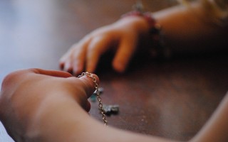 女子洗浴穿一次性内裤，下体感染住院