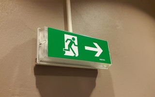 酒店回应女子称被人两次刷开房门事件，安全管理与应对策略
