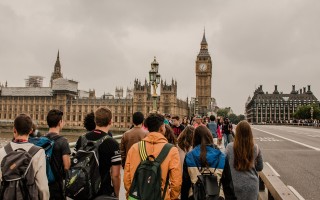 英国女子受邀免费游墨西哥后被逼运毒的跨境犯罪现象研究