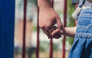 十四岁少女遭教官强奸后自杀事件，父亲的发声与社会的反思