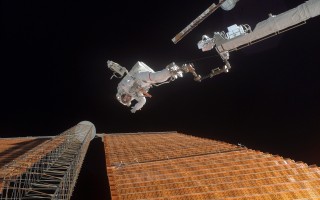 美宇航员太空出差8天意外变被困8个月，挑战人类极限的太空冒险