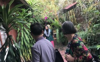 家门口小店成外国人聚集地，入境游热潮背后的原因分析