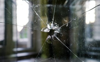贝碧嘉横穿上海，高楼玻璃遭遇狂风袭击——城市的脆弱与应对之道