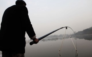 标题：垂钓：男人的休闲乐趣和沟通方式