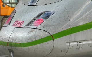 乘火车飞机不再查核酸？多地政策调整引发热议
