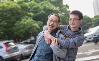 父子俩合影照发朋友圈说说