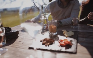 女子带娃遭遇大风危机，两男子英勇接力解救