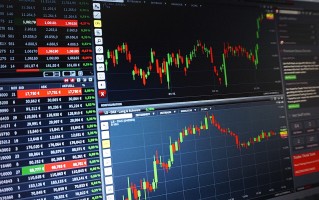 A股市场的狂飙，沪指涨幅达8.06%并成功站上3300点的分析与展望