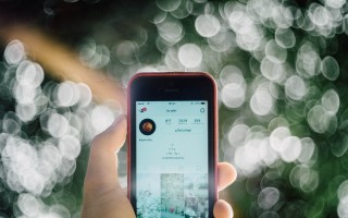 华为三折叠手机预订量破200万，创新与需求的完美结合