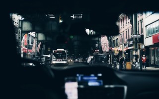 看车(男子到4S店看车，销售人员不淡定了，网友：这才是买车的方式)
