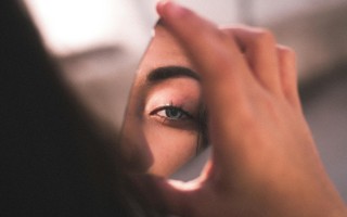 女子与流浪猫贴贴互动时遭遇眼部咬伤事件的研究与探讨