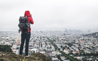 探索周边旅游，如何找到附近可靠的旅行社