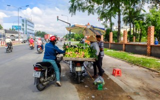 摩托车闯高速被扔锥桶的现象研究