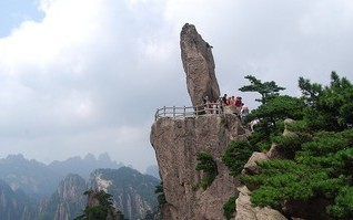 黄山飞来石遭雷击，应对措施与建议