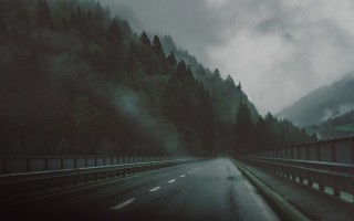 烟台一桥梁夜间垮塌，有车掉落——事故深度解析与反思