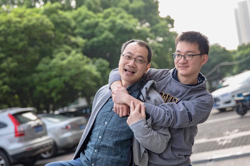 父子俩合影照发朋友圈说说-第1张图片-彩蝶百科 父子俩合影照发朋友圈说说-第1张图片-彩蝶百科