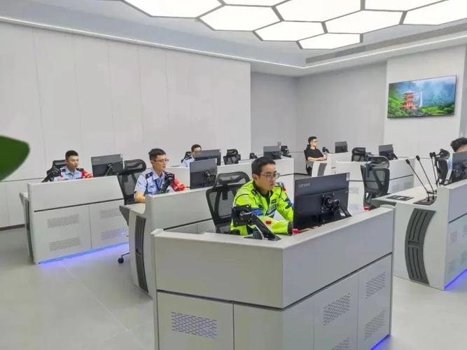 智慧警用机器人亮相杭州街头-第1张图片-彩蝶百科
