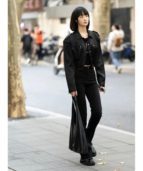 夏日时尚新潮少女心上衣搭配大叔风下装,三七比例打造显瘦高挑造型-第1张图片-彩蝶百科 夏日时尚新潮少女心上衣搭配大叔风下装,三七比例打造显瘦高挑造型-第1张图片-彩蝶百科
