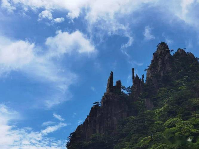 黄山飞来石遭雷击事件自然奇观与旅游安全的双重考量-第1张图片-彩蝶百科