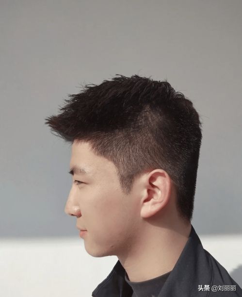 时尚男士发型新潮流两侧铲短立体后脑勺与分头设计-第1张图片-彩蝶百科 时尚男士发型新潮流两侧铲短立体后脑勺与分头设计-第1张图片-彩蝶百科