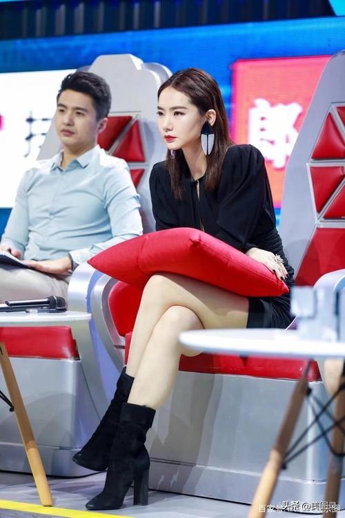 衬衫牛仔裤经典组合的时尚演绎-第1张图片-彩蝶百科 衬衫牛仔裤经典组合的时尚演绎-第1张图片-彩蝶百科