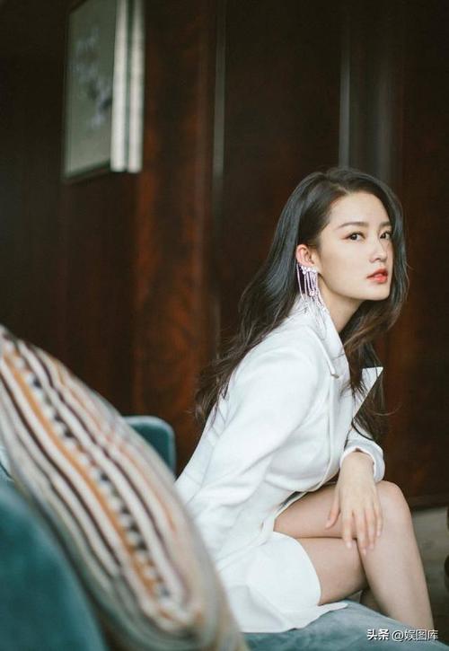 李沁引领美拉德新风尚齐肩发搭配衬衫阔腿裤的高级时髦穿法-第1张图片-彩蝶百科 李沁引领美拉德新风尚齐肩发搭配衬衫阔腿裤的高级时髦穿法-第1张图片-彩蝶百科