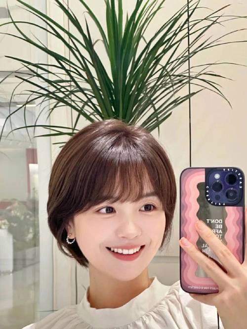 中年女性发型新潮流侧分波波头，知性时尚显气质

采访提纲-第1张图片-彩蝶百科