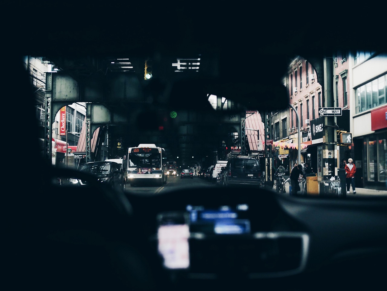看车(男子到4S店看车，销售人员不淡定了，网友：这才是买车的方式)-第1张图片-彩蝶百科