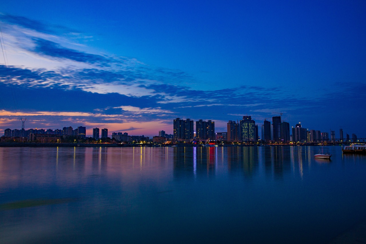 夜色行，探索城市夜晚的迷人魅力-第1张图片-彩蝶百科